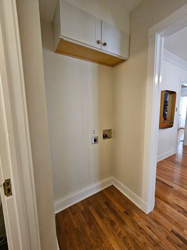 Building Photo - Cap Hill Beautiful 2 Bed Charming and Light Filled condo in the Blenheim