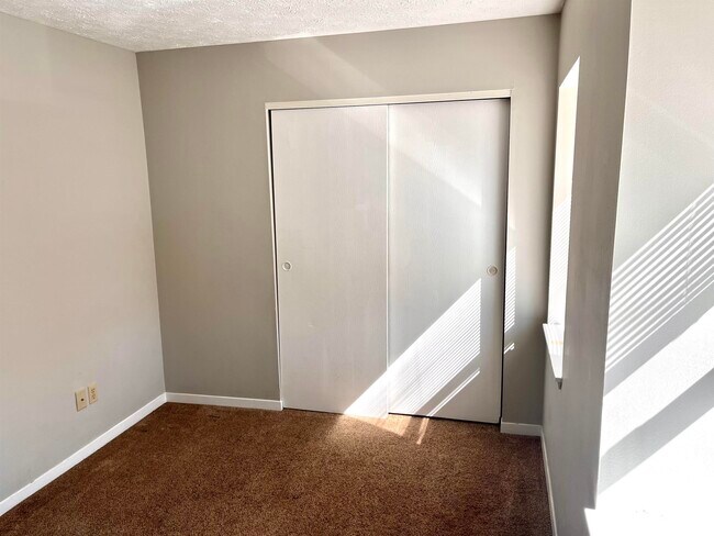 Building Photo - 519 E Graham Pl