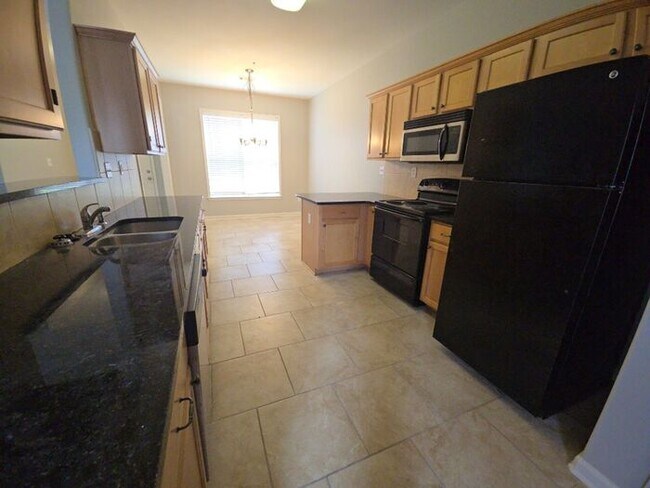 Building Photo - COMING SOON! 3bed/2bath Townhome w/Garage ...