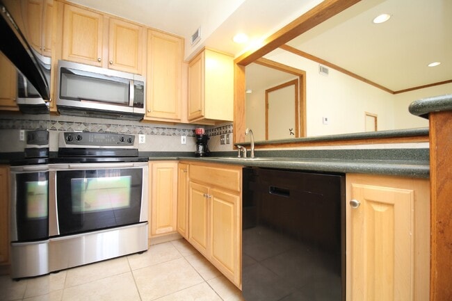 Building Photo - Stylish Condo in Waterfront Bayview Terrace – Updated Interiors, In-Unit Washer/Dryer, Access to ...