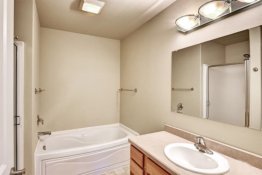Master Bath Main Level - 916 Expedition Trl