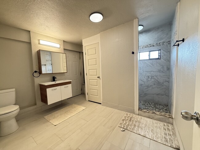 Building Photo - 3100 Thomas Ave