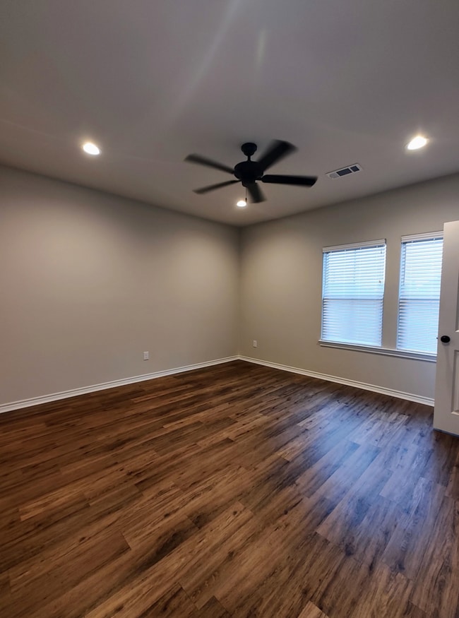 Building Photo - 5670 Shadowbend Cir N