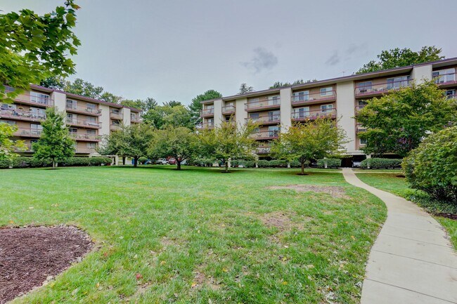 Building Photo - 7400 Lakeview Dr