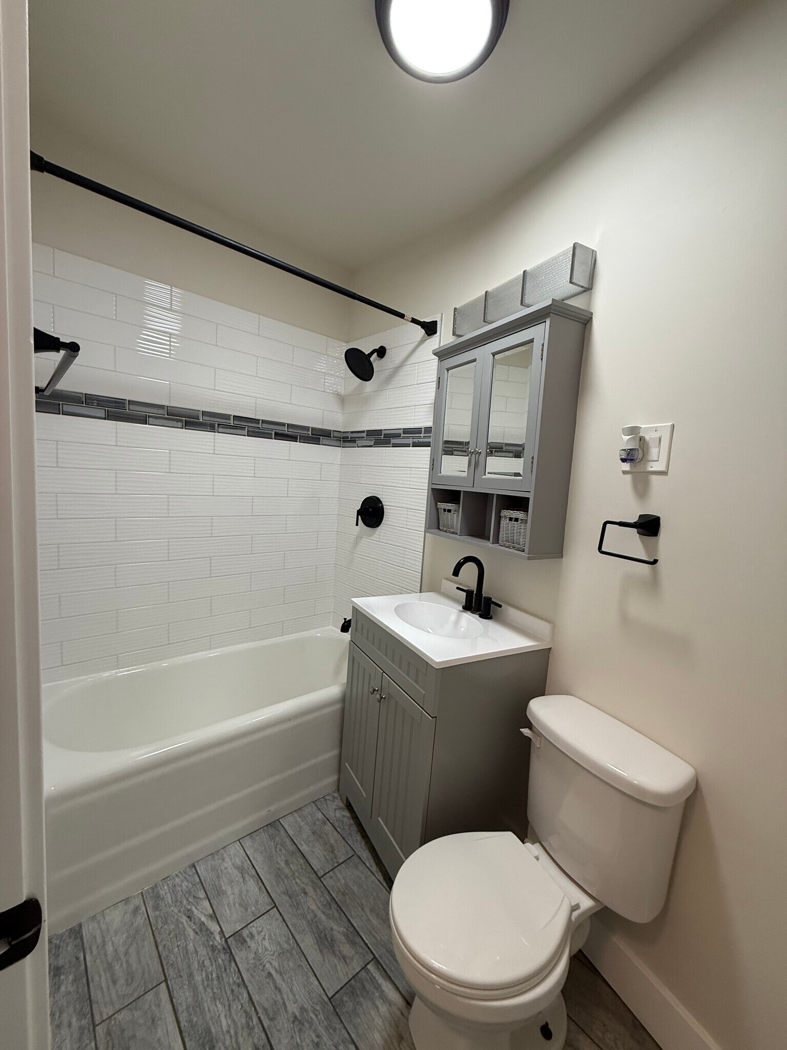 Building Photo - 3838 N Greenview Ave