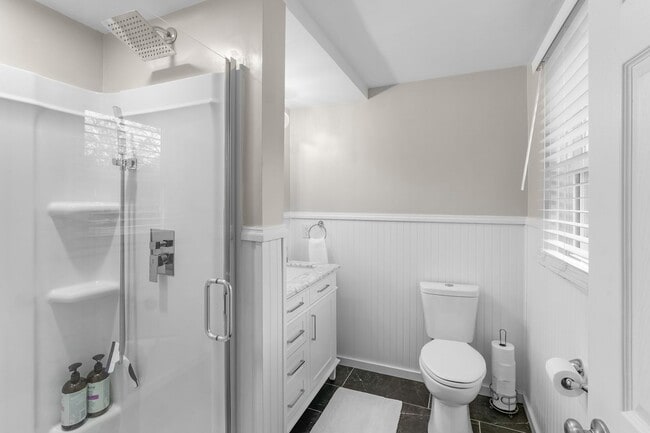 Building Photo - Beautifully Updated 4 Bedroom, 2.5 Bath Home in Fairview