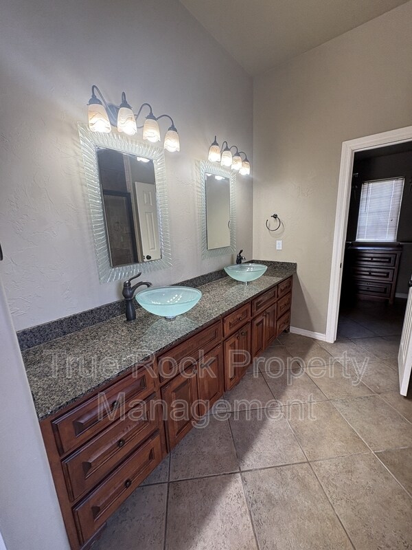 Building Photo - 817 Cypress Dr