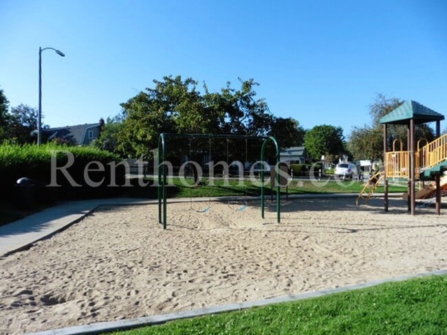 Building Photo - 1588 Rambla Puesta