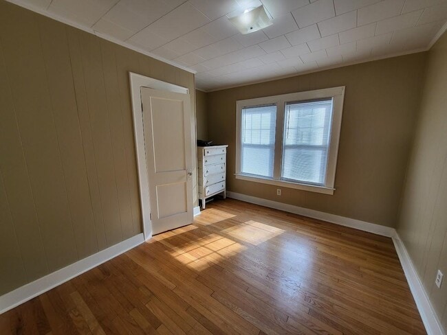 Building Photo - 300 Forest Hill Dr