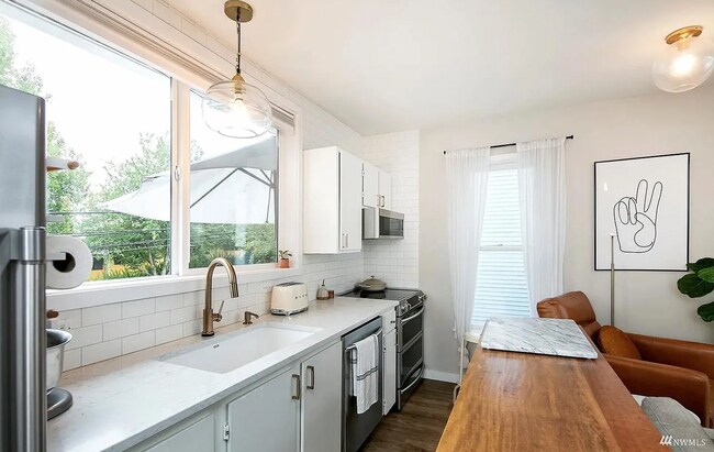 Building Photo - 2606 E Madison St