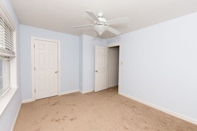 Building Photo - 104 Streamwood Dr