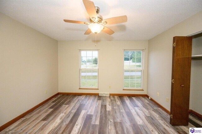 Building Photo - 2001 Oak Meadow Dr