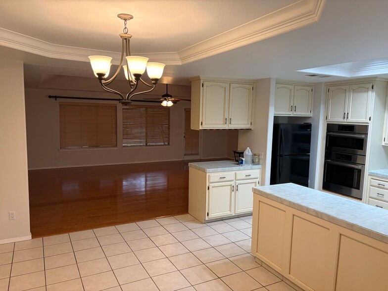Building Photo - 385 S Acacia Dr