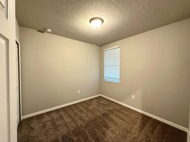 Building Photo - House for rent in Clermont in a convenience location