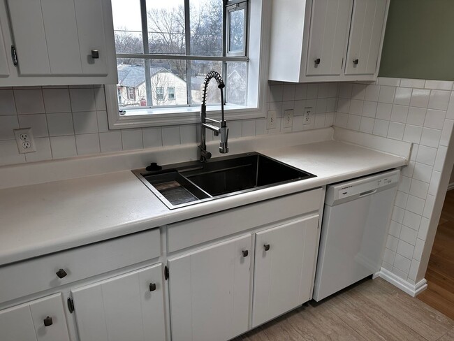 Building Photo - Sylvan Heights Renovated Two Bedroom