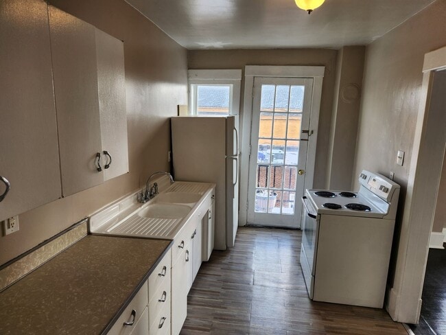 Building Photo - Large 2 -3 Bedroom Apartment in Heart of Beaver Falls! Central Air! NO APPLICATION FEE!!