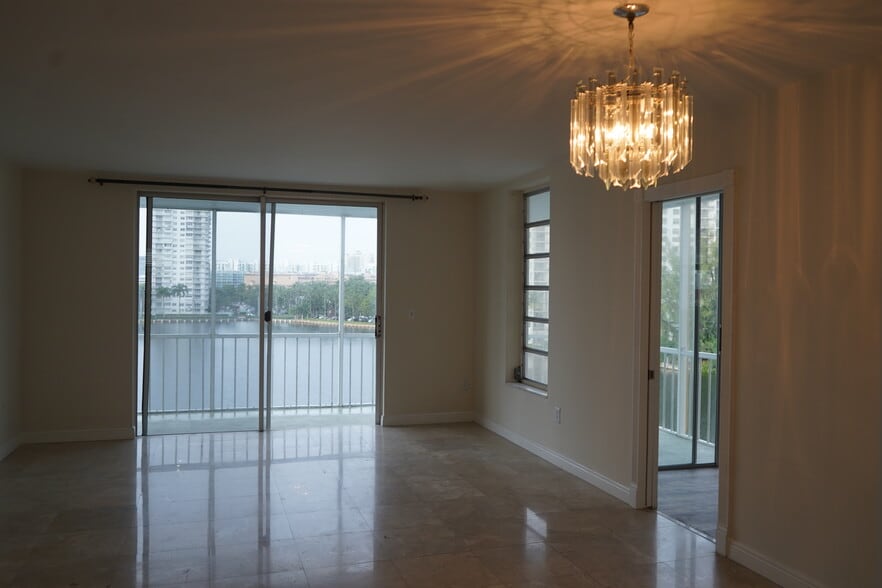Building Photo - 2999 Point East Dr