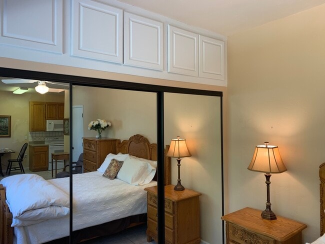 Building Photo - Studio