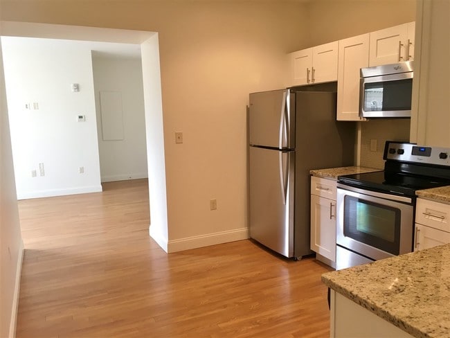 Building Photo - 875 Elm St