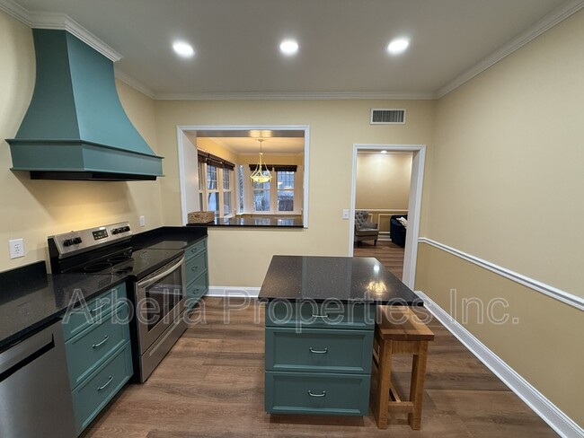 Building Photo - 701 W Locust St