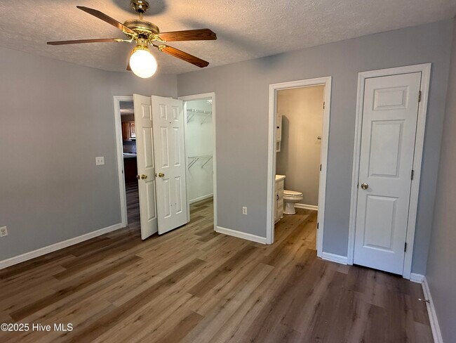 Building Photo - 1308 E Oak Island Dr