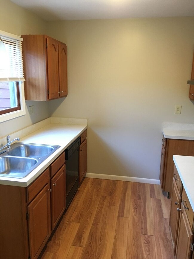 Building Photo - Very Nice 2 Bedroom townhouse with bonus f...