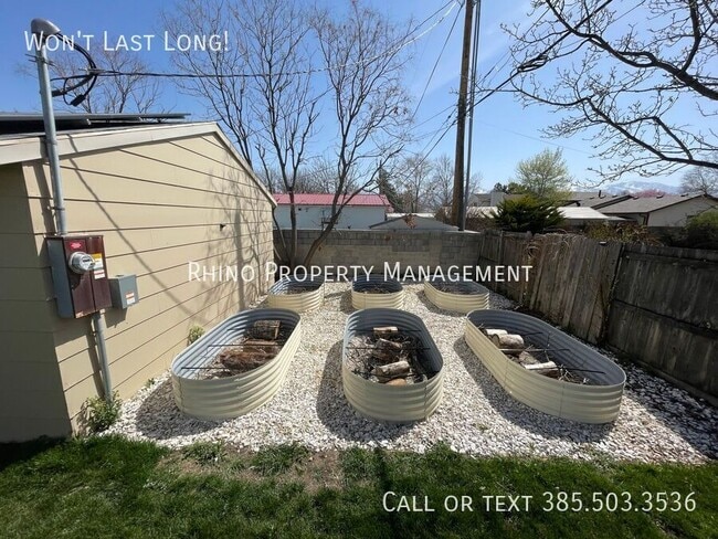 Building Photo - 1993 Champagne Ave