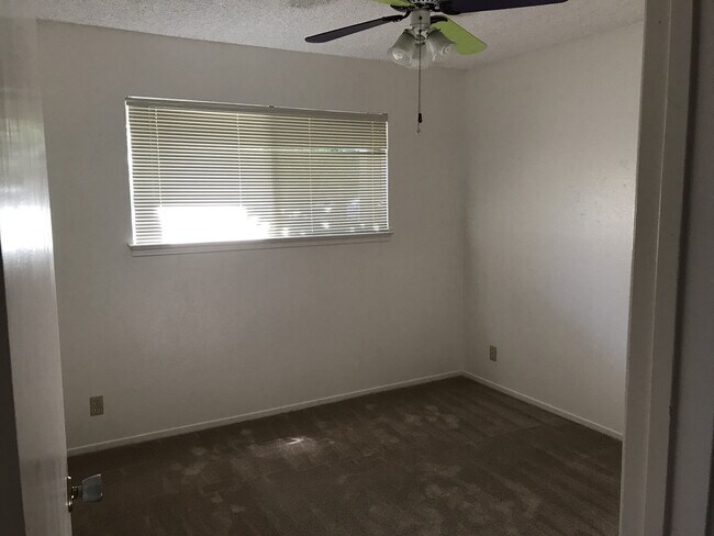 Building Photo - 8417 Edgefield Way