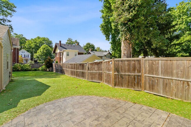 Building Photo - OAKLEY - Stunning executive tudor