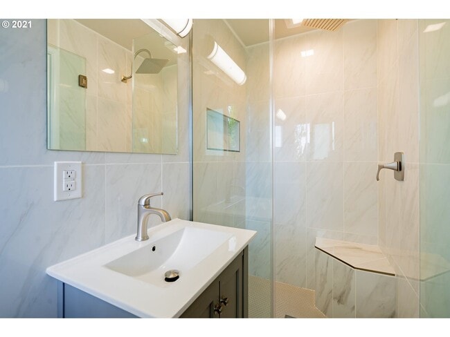 Primary Photo - Gorgeous 3 Bedroom Remodel in Highly Desir...