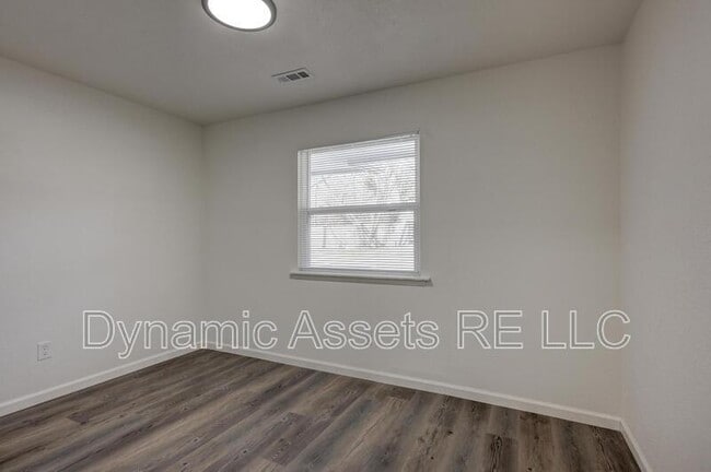 Building Photo - 1902 John F Kennedy St