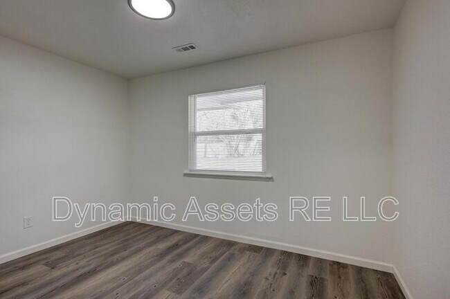 Building Photo - 1910 John F Kennedy St