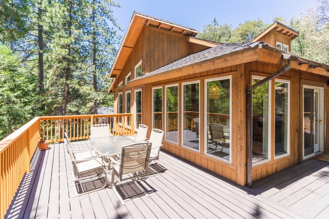 Building Photo - Stunning Lodge Near Beautiful Lake Gregory