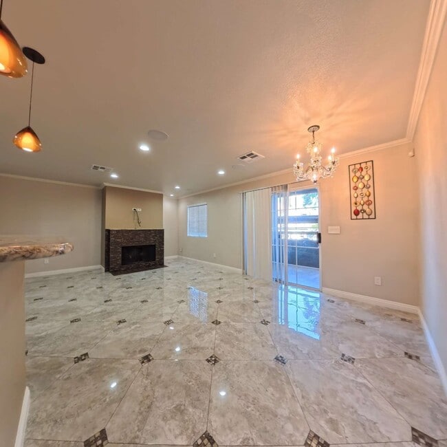 Building Photo - Highly Remodeled, 1st Floor Unit