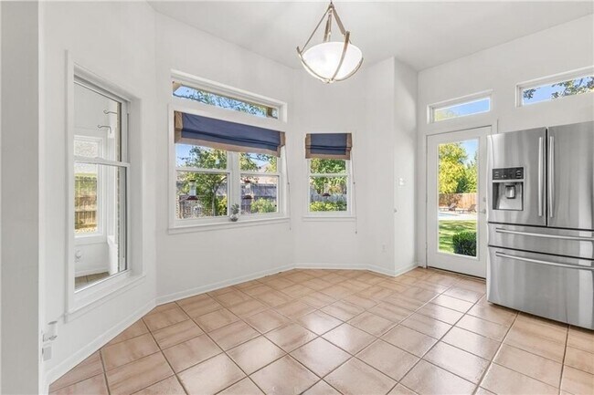 Building Photo - Spacious 4 bedroom 2 bath home with pool in Emerald Forest