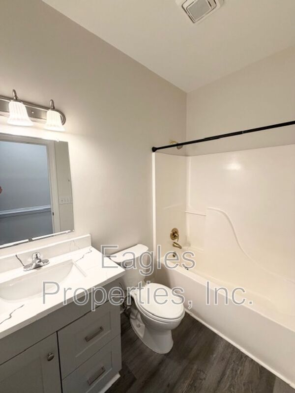 Building Photo - 210 Creekside Dr