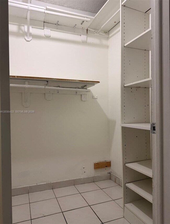 Building Photo - 1035 W 77th St