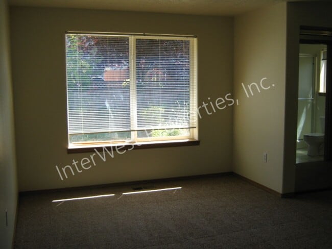 Building Photo - Ranch Style 3 Bedroom Gresham Home with 2 Car Garage, Gas Fireplace, & Yard!