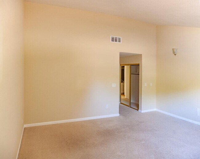 Building Photo - ? Greenbelt Access | Sauna | Updated Interior ?