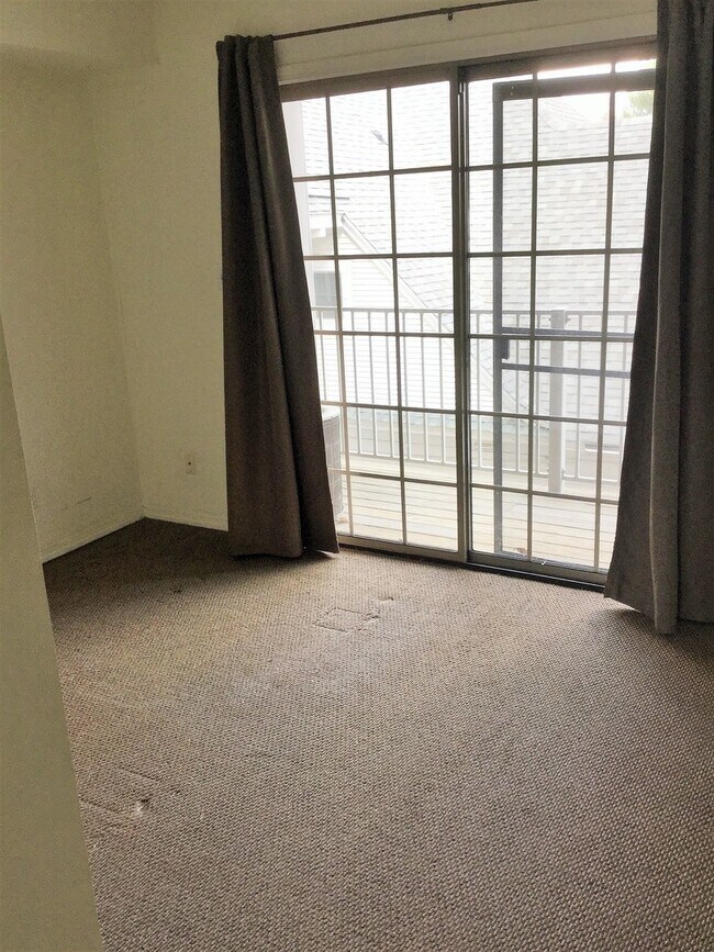 Interior Photo - 302CED