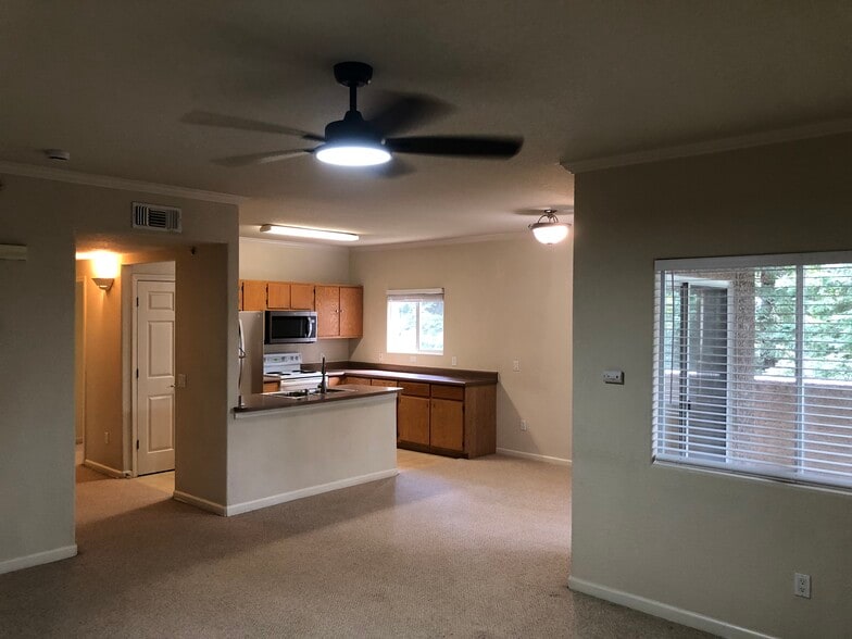 Open concept living area - 10001 Woodcreek Oaks Blvd