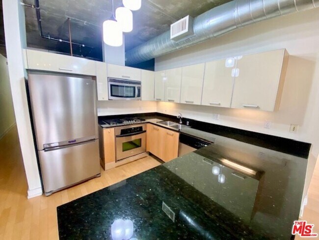 Building Photo - 645 W 9th St