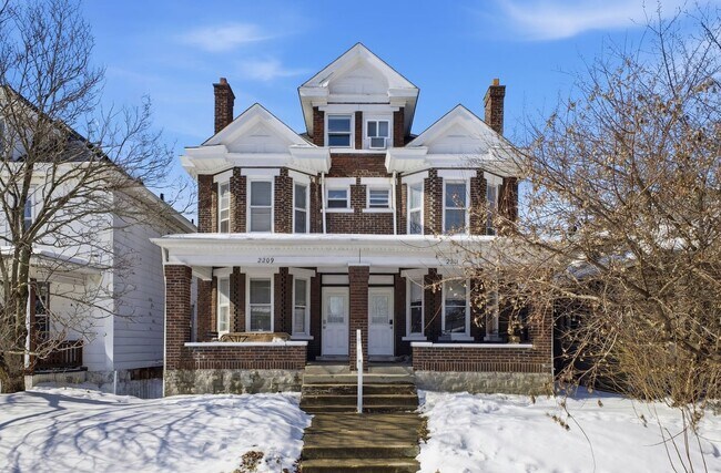 Building Photo - 2209-2211-2211 Summit St