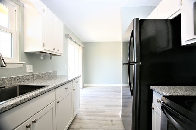 Building Photo - Beautifully updated 1 bedroom apartment within walking distance to the beach!