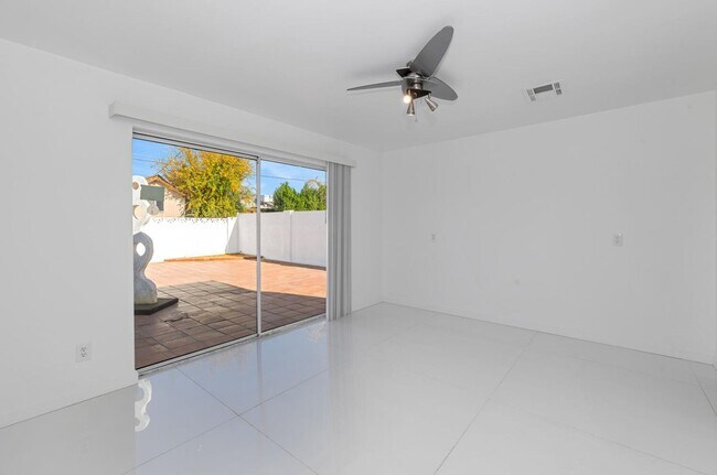 Building Photo - 4222 E Indianola Ave