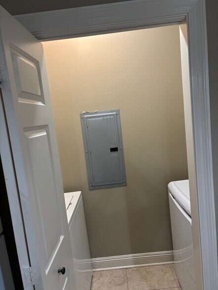 Laundry room - 828 Meadow Bend Dr