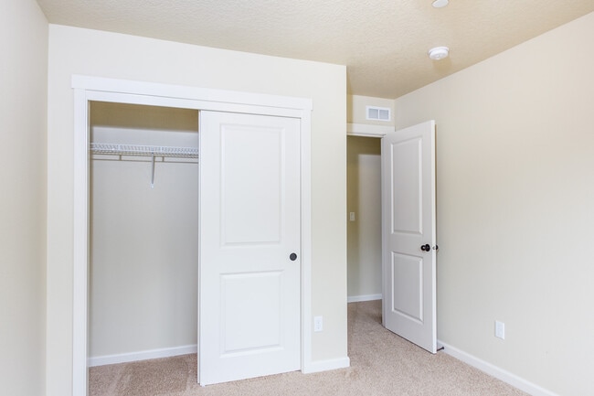 Building Photo - 4 Bedroom plus office 3 Bath Hills at Roun...