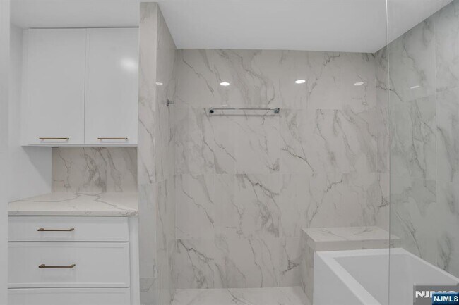 Building Photo - 1055 River 809