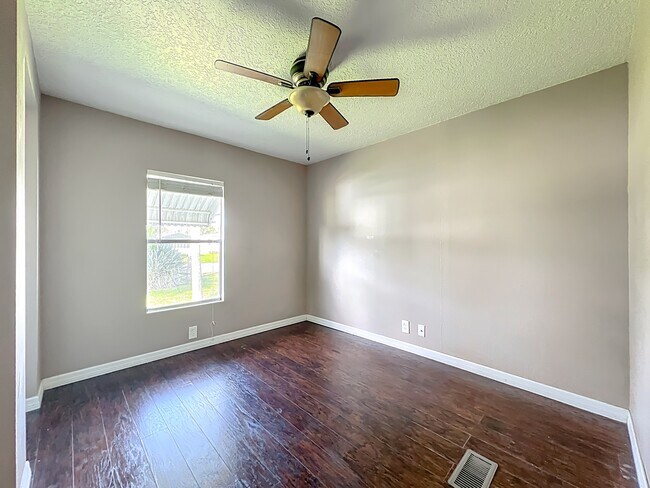 Building Photo - 425 Baker Rd