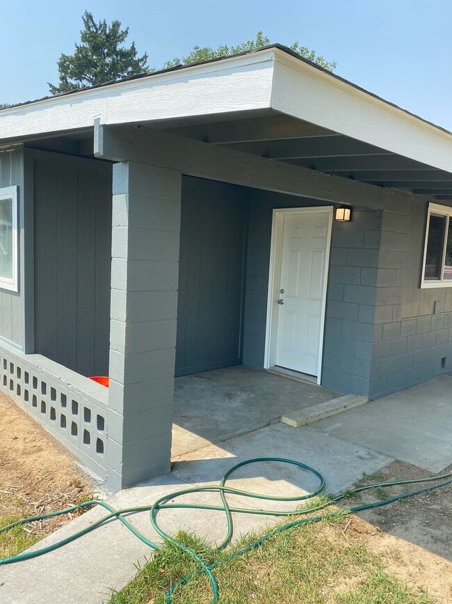 Building Photo - Charming two bedroom home